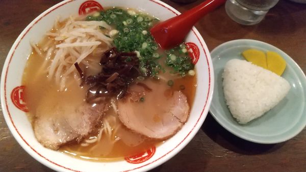「ラーメン700円、オニギリ50円」@ラーメン 唐そば 渋谷2丁目店の写真