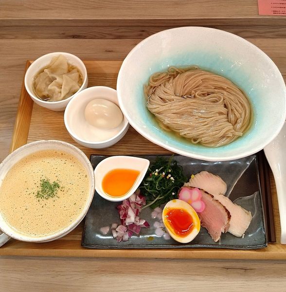 「トマト昆布水と白湯の海老つけそば1200円＋わんたん200円」@えびそば 緋彩の写真