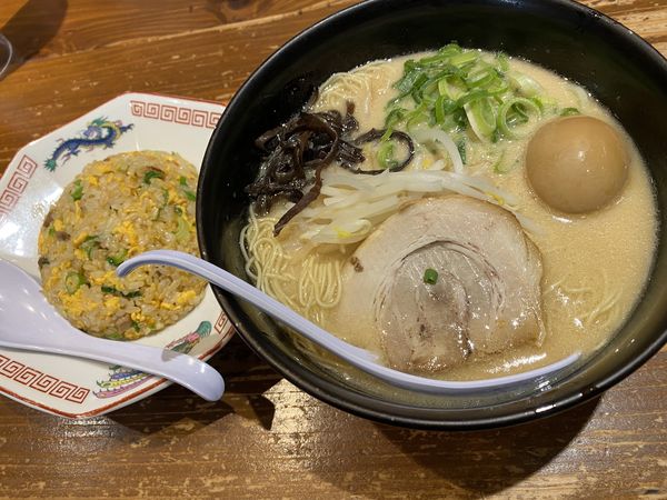 「白味玉入細麺バリカタ半チャーハン」@博多 龍ノ髭 宇都宮店の写真