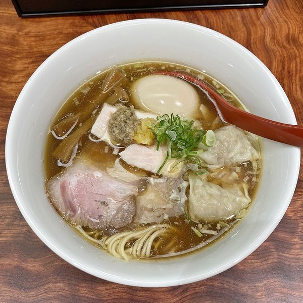 「醤油そば＋肉ワンタン＋煮玉子」@三馬路 東京店の写真