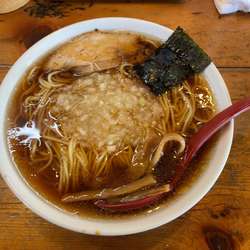 しょうゆラーメン(黒)：720円+餃子三個(180円)