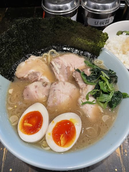 「チャーシュー麺、味玉、ライス」@らーめんありがた家の写真