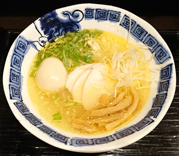 「つくば茜鶏 塩らあめん＋味玉」@龍のひげの写真