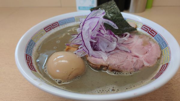 「味玉煮干し白湯ラーメン　麺カタメ(鏡花監修)　¥1100」@煮干鰮らーめん 圓の写真