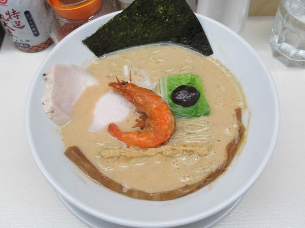 「濃厚海老ソバ（990円）」@マグロ卸のマグロ丼とラーメンの店 ウミノイロの写真