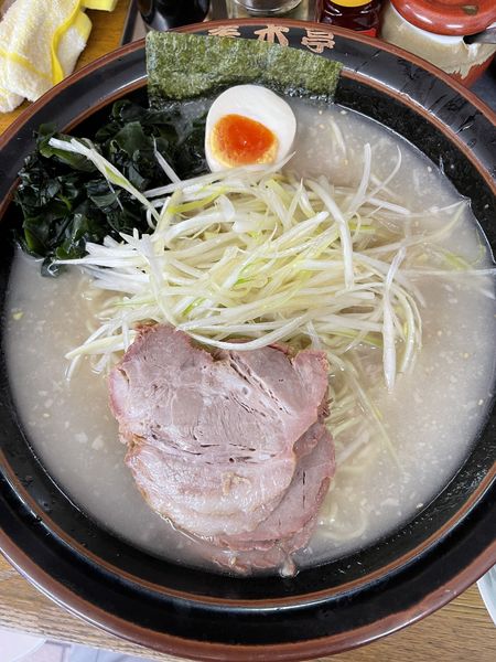 「定番塩チャーシューメン+ワカメ+中盛+ライス小」@ラーメン青木亭 川口店の写真