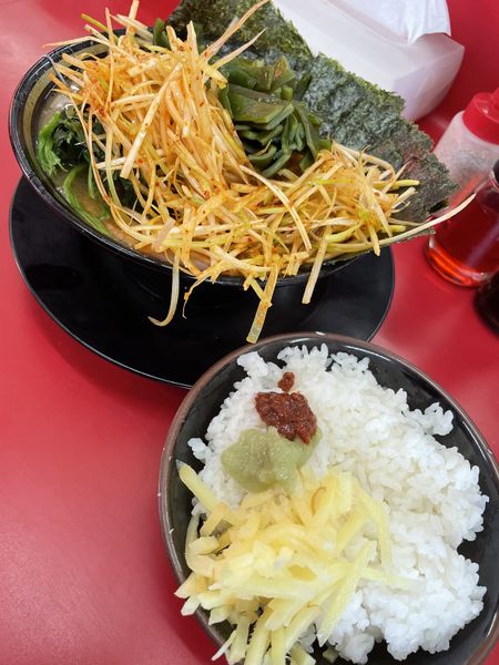 「ネギチャーシューメン+海苔+茎わかめ+ライス中」@家系ラーメン 王道 いしいの写真