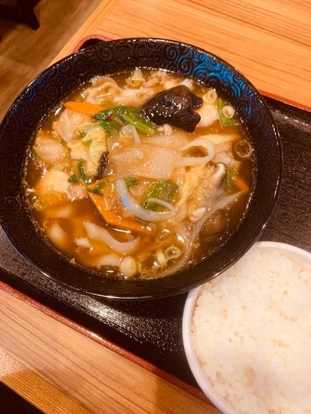「五目刀削麺 880円　ランチライス付き」@明記 中華酒場の写真