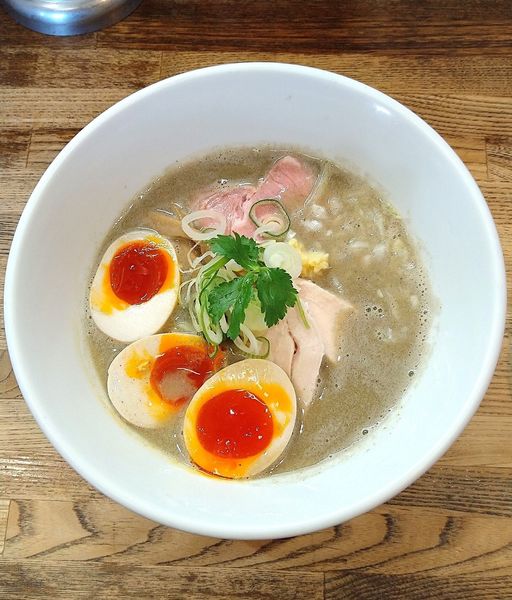 「(杯数限定)濃厚汐らぁ麺 890円＋燻製玉子 70円×2」@麺屋 一八の写真
