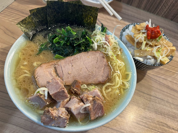 「ラーメン（並）ライス　コロチャー　メンマ」@ラーメン 清水家の写真