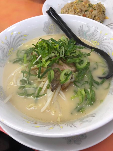 「ラーメン焼飯セット、四川ラーメン、餃子」@らーめん大王 岸部本店の写真