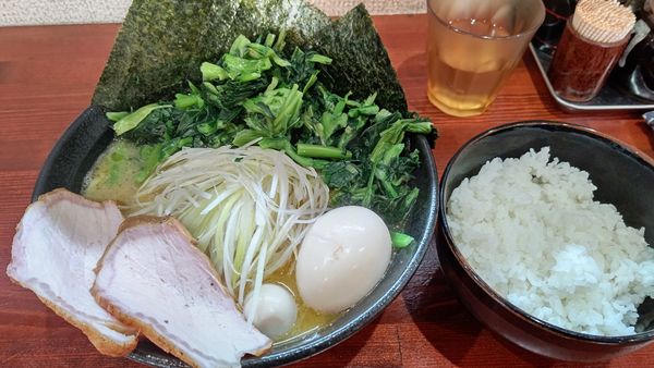 「まかないらーめん+レンソウ+半ライス」@横浜家系らーめん 天王家 寒川総本店の写真