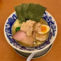 「特中村屋（塩）」（写真）「中村屋らーめん（醤油）」連食