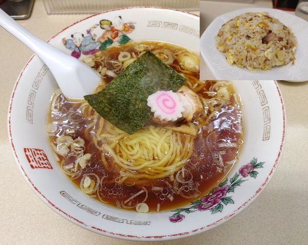 「ラーメン半チャーハンセット800円」@手もみラーメン 福すいの写真