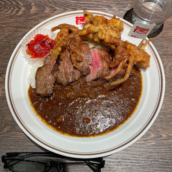 「ステーキカレー＋まるごとカニフライ」@銀座スイス ヤエチカ店の写真