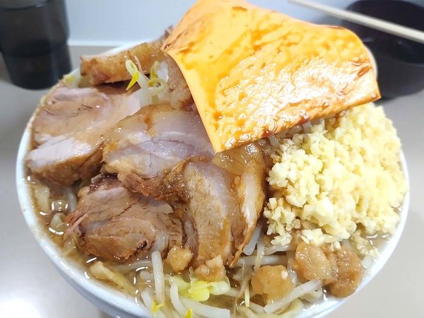 「大豚ラーメン500g（玉ねぎ＋生卵＋チーズ）」@夢を語れ 山梨の写真