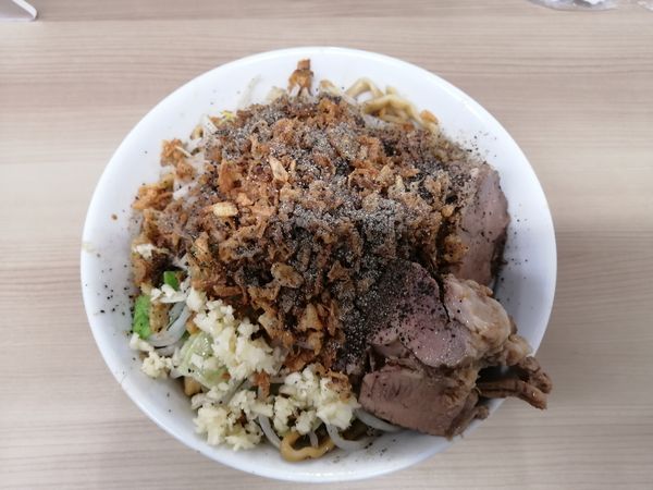 「汁なし　豚２枚　200グラム　900円」@ラーメン荘 歴史を刻め 世田谷店の写真