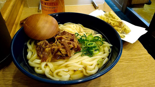 「かけ+牛肉+ごぼ天+2玉+生ビール」@うどん 慎の写真