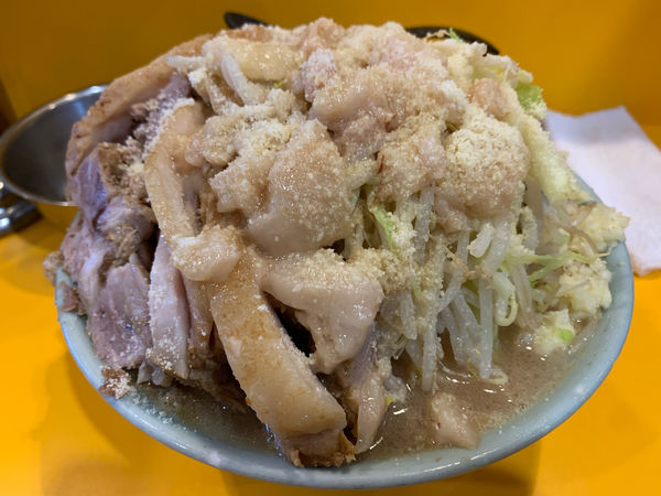 「小豚　粉チーズ　ニンニクアブラマシマシヤサイ　生たまご」@ラーメン二郎 八王子野猿街道店2の写真