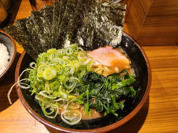 「のり青ネギラーメン+生ニンニク+ライス」@横浜家系らーめん 輝道家の写真