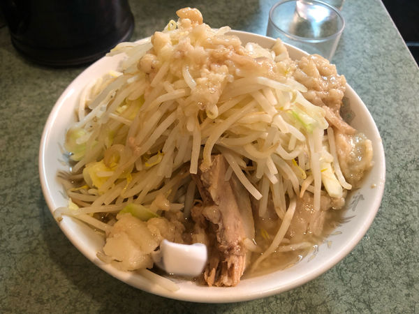 「ぶた入りラーメン」@ラーメン二郎 新宿小滝橋通り店の写真
