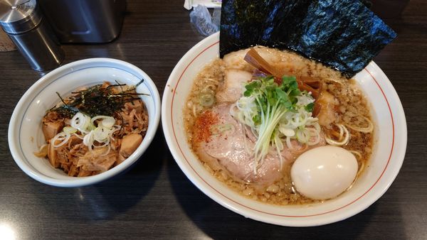 「【限定】特製背脂ブラックラーメン1050円+煮豚丼250円」@ラーメンつけ麺 奔放の写真