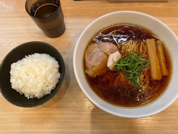 「黒醤油ラーメン@750」@らぁ麺 麦造の写真