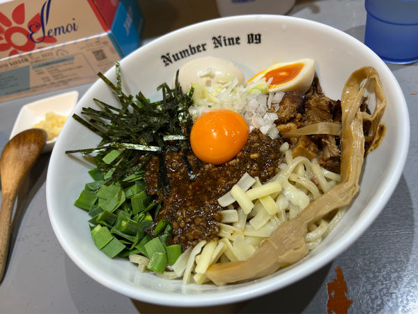 「汁なしブラック＋卵黄」@麺Dining Number Nine 09の写真