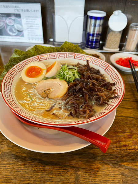 「長浜豚骨ラーメン（バリカタ、煮卵　キクラゲトッピング）」@博多・長浜ラーメン 一途の写真