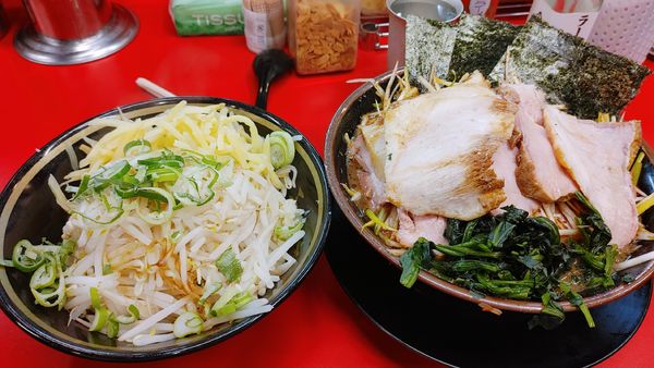 「チャーシューメン（5枚）・大盛り・ネギもやし・ネギ赤・バラ…」@IEKEI_TOKYO 王道家直系の写真