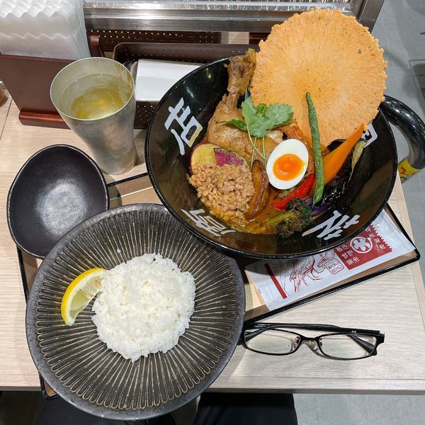 「鶏あえず足カリー（辛口／小盛）納豆」@スープカレー奥芝商店 東京駅浪漫号の写真
