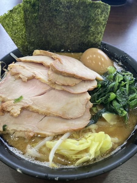 「チャーシュー麺並＋野菜増し＋煮卵（1140円）」@杉田家 千葉祐光店の写真