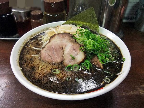 「黒マー油豚骨ラーメン」@なんつッ亭 秦野本店の写真