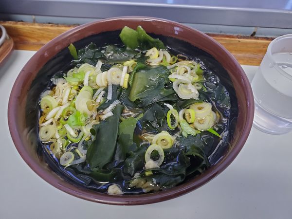 「わかめそば」@海員生協大桟橋立ち食いコーナーの写真