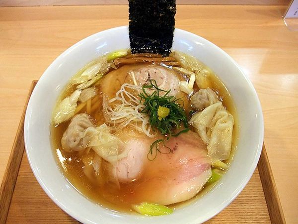「わんたん入りにぼしらぁ麺」@飯田商店 湯河原本店の写真