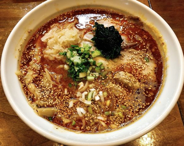 「【限定】辛味噌ラーメン（950円）、つくね2個（クーポン）」@はりけんラーメンの写真