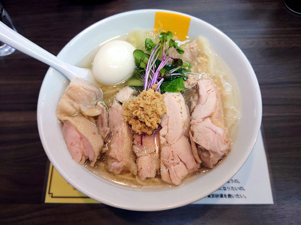 「塩生姜らー麺+肉増し+ワンタン入り」@塩生姜らー麺専門店 MANNISH 神田西口店の写真