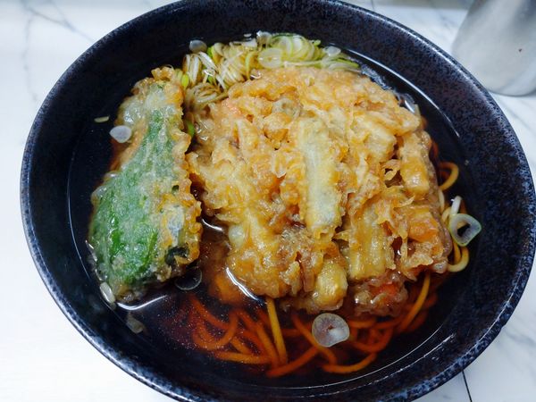 「人参ごぼう天そば（400円）＋ピーマン（60円）」@大和屋の写真