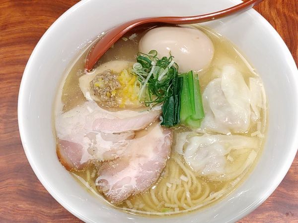 「特製塩そば（肉ワンタンに変更）」@三馬路 東京店の写真