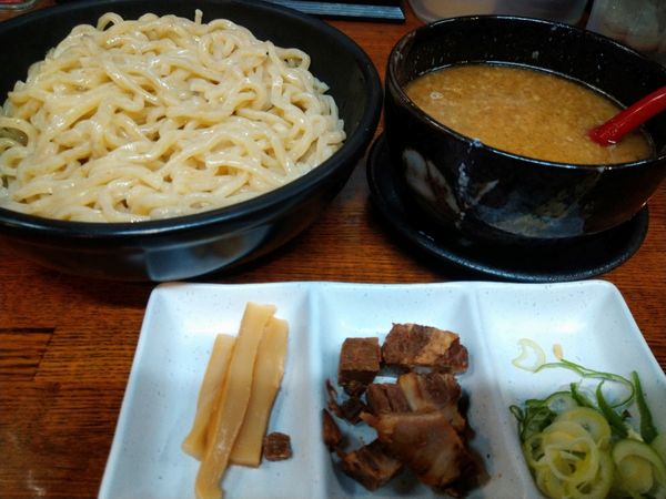 「つけ麺　麺大盛り1.5玉　無料（950円）」@やどがり家の写真