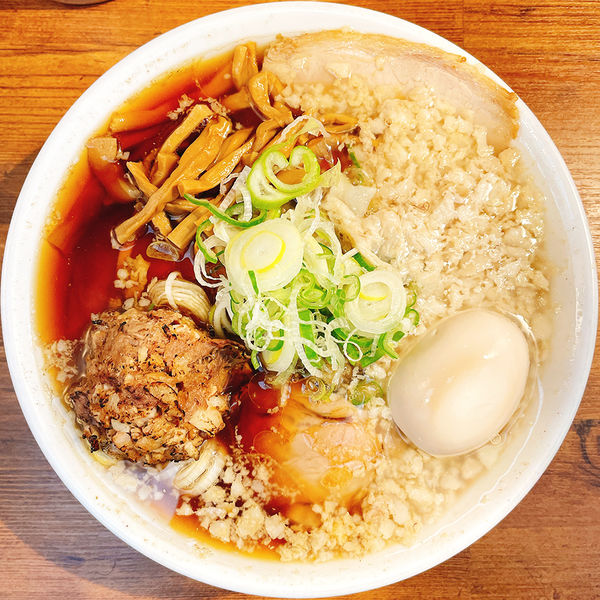 「背脂中華そば（小）＋味玉＋ほぐし肉」@煮干し中華そば 小松屋の写真