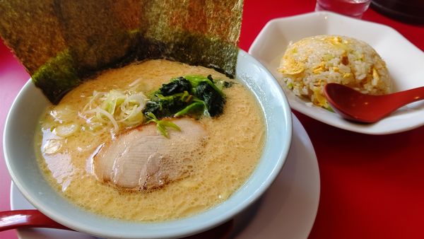 「ラーメン醤油&半チャーハン＋辛玉」@葵一家の写真