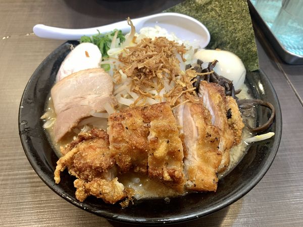 「ガッツリ鶏骨醤油らーめん1080円」@濃厚鶏そば 麺屋武一 秋葉原店の写真