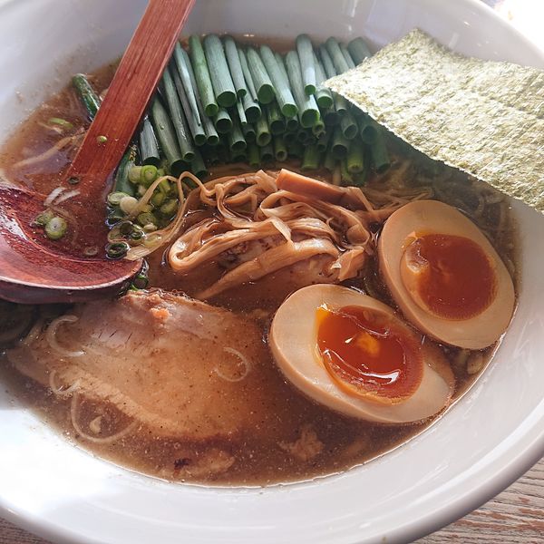 「ねぎらー麺(醤油)800円、味玉100円、半ライス100円」@麺や 八雲の写真