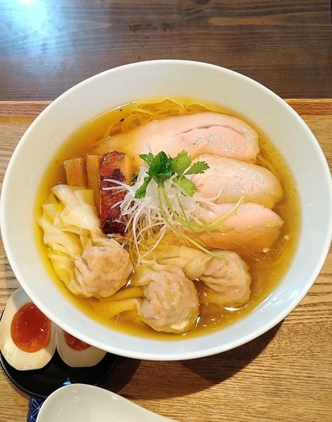 「白醤油わんたん麺 1400円＋味玉サービス」@らぁ麺 紫陽花の写真