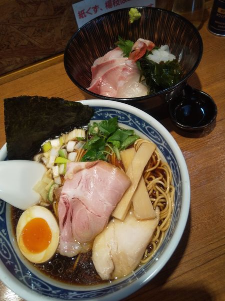 「煮干しそば黒醤油780円日替り海鮮丼500円」@寿製麺よしかわ 川越店の写真