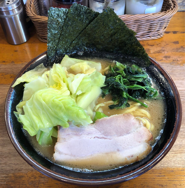 「ラーメン(キャベツ入り)＋ライス」@ラーメン 大山家の写真