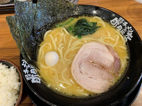 「ラーメン＋サービスライス」@町田商店 渋谷店の写真