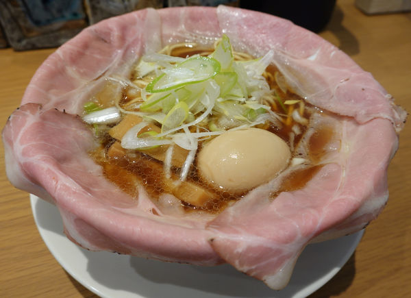 「ピストル 890円（味玉サービス・替え玉半玉無料）」@ラーメン大戦争 神田店の写真