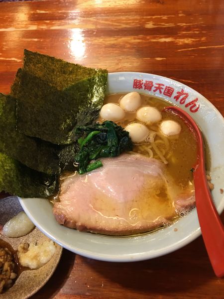 「家系らーめん750円　燻製うずら100円　中ライス150円」@豚骨らーめん れんの写真